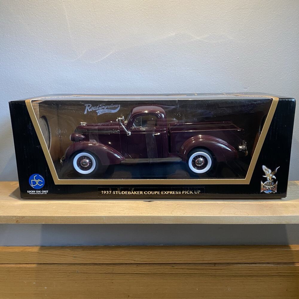 1937 Studebaker Coupe Express Pickup Model Truck Burgundy 1:18 Road Signature